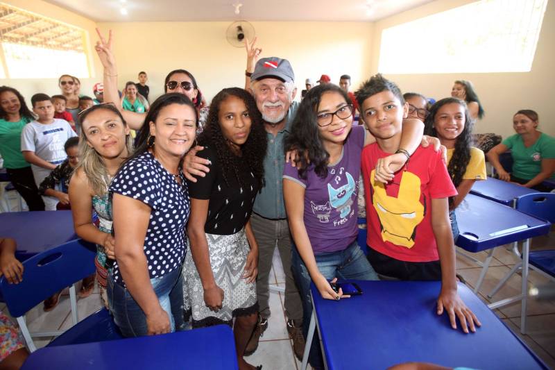 Também foram entregues nesta segunda (25) obras no distrito de Serra Pelada, em Curionópolis, sudeste do Estado. Uma das inaugurações foi a da Escola Estadual de Ensino Médio Joaquina Diamantina. A unidade de ensino teve investimento de R$ 220 mil em serviços nas redes elétrica e hidráulica, além de pintura, melhoria do forro e cobertura, assim como parte do piso, muro e calçada. Fundada em 1989, a escola foi praticamente reconstruída para atender com qualidade os 232 estudantes, nos turnos da tarde e à noite. São três salas de aula; bloco administrativo (sala da direção, sala dos professores e secretaria); uma copa cozinha, uma dispensa para armazenamento de alimentos da merenda escolar e banheiros masculino, feminino e de pessoa com deficiência (PCD). Em Curionópolis, o governador também entregou a pavimentação asfáltica de quatro quilômetros de vias urbanas, uma parceria com a Prefeitura de Curionópolis, dentro do Programa Asfalto na Cidade. Para esta obra, foram destinados R$ 1,7 milhão, que incluem serviços em terra, sub-base e base, pavimentação em CBUQ (Concreto Betuminoso Usinado a Quente) de três centímetros de espessura, meio-fio de concreto com lâmina d’água e sinalização horizontal. Curionópolis é um dos 99 municípios paraenses que assinaram com o governo o Termo de Asfalto, sendo que 33 já iniciaram as obras. Somados, os termos garantirão 529,6 km de pavimentação de vias urbanas – um investimento total de quase R$ 255 milhões do Tesouro Estadual.
FOTO: THIAGO GOMES / AG. PARÁ
DATA: 25.06.2018
CURIONÓPOLIS - PARÁ <div class='credito_fotos'>Foto: Thiago Gomes /Ag. Pará | <a href='/midias/2018/originais/fea857d1-49c2-4449-961f-98ded42715be.jpg' download><i class='fa-solid fa-download'></i> Download</a></div>