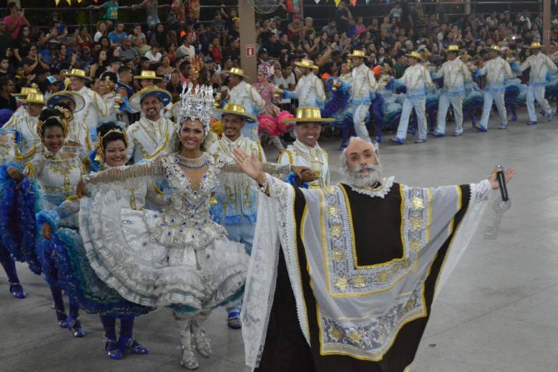 Uma noite especial foi reservada para todos os envolvidos na apresentação das quadrilhas juninas com a entrega das premiações do XV Concurso Estadual de Quadrilhas, na quinta-feira (5). O concurso foi promovido pela Fundação Cultural do Pará (FCP), na Praça do Povo, no Centur. Os vencedores das quadrilhas mirins e adultos se apresentaram novamente ao púbico, além das vencedoras dos concursos de Miss Caipira, Miss Simpatia, Mulata Cheirosa e Miss Mix. Para a candidata eleita Miss Simpatia, Karla Costa, integrante da Quadrilha Rei de São João, do Bairro do Guamá, a quadrilha é uma paixão antiga. “Eu sou bicampeã no Estado e este título representa muito, pois é meu último ano em quadrilha como miss, uma paixão que vem desde 2006. São vários títulos acumulados, e encerra minha carreira com uma forma incrível. Dançar quadrilha é só pra quem ama”, declarou. Na foto, a quadrilha junina Forró Sanfonado.
FOTO: LUCAS MOTA / ASCOM FCP
DATA: 05.07.2018
BELÉM - PARÁ <div class='credito_fotos'>Foto: LUCAS MOTA / ASCOM FCP | <a href='/midias/2018/originais/feb08a50-6b7c-4659-943d-4a840909327a.jpg' download><i class='fa-solid fa-download'></i> Download</a></div>
