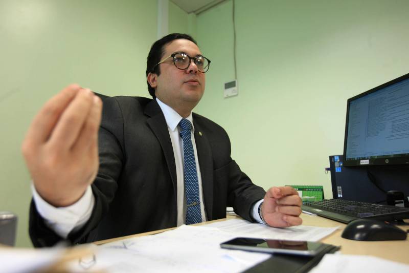 No caso da Defensoria Pública do Estado, por exemplo, a prioridade é atender aquele cidadão que, além de ter enfrentado problemas na relação de consumo, é considerado vulnerável, ou seja, pessoa que receba até três salários mínimos, ou que não tenha condições de responder sozinha por suas demandas. O defensor público e diretor do Núcleo do Consumidor da Defensoria Pública do Estado (Nucon), Cássio Bittar (foto), explica essas condições.
FOTO: CARLOS SODRÉ / AG. PARÁ
DATA: 15.03.2018
BELÉM - PARÁ <div class='credito_fotos'>Foto: CARLOS SODRÉ / AG. PARÁ | <a href='/midias/2018/originais/feb6b291-21fa-4db4-a609-abe94b79b6df.jpg' download><i class='fa-solid fa-download'></i> Download</a></div>