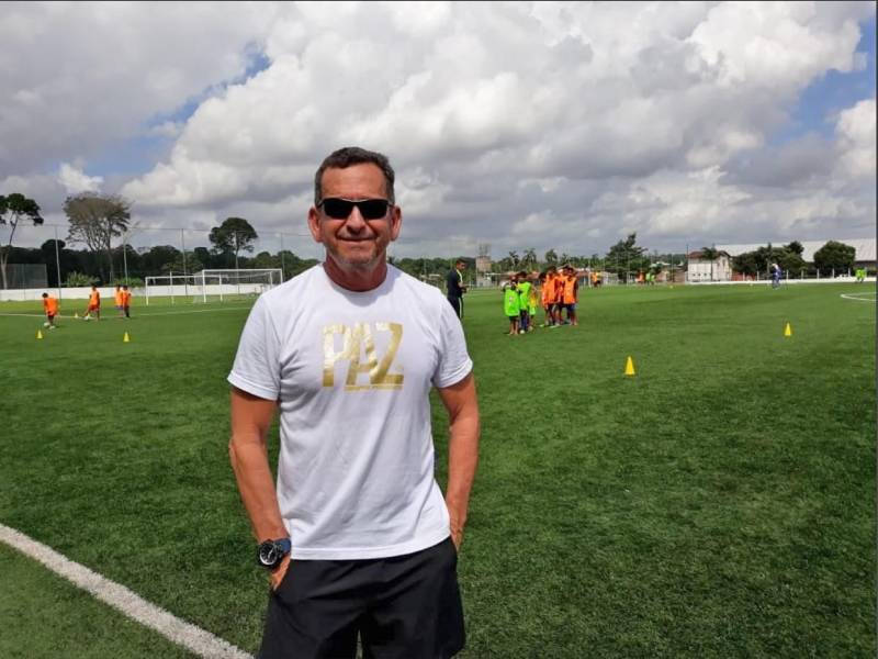 Na manhã de hoje (16) aproximadamente 150 meninos e meninas, com idades entre 9 a 13 anos, participaram do CBF Social, festival de futebol realizado pela Confederação Brasileira de Futebol e que este ano está na terceira edição em Belém. Dentre eles, 40 alunos do Pro Paz nos bairros, polo Mangueirão participaram junto a outras crianças do Festival realizado no Centro Esportivo da Juventude (Ceju). “É sempre muito gratificante retornar à Belém, principalmente agora na final da Copa Verde. Estamos promovendo o Festival CBF Social, para que as crianças aprendam sobre valores, responsabilidade social e outras questões importantes, como a sustentabilidade, reciclagem e preservação ambiental. Deixamos um legado de conhecimento para elas, além, é claro dos materiais utilizados nas atividades. Só tenho agradecer a Fundação Pro Paz e ao Governo do Estado”, finalizou o gerente de desenvolvimento técnico, responsabilidade social e sustentabilidade da CBF, Diogo Netto. Com o objetivo de trabalhar temáticas sociais aliadas ao esporte, os alunos receberam ensinamentos sobre coletividade, respeito ao próximo e ao meio ambiente com a prática do futebol. As atividades relacionam as temáticas e fazem com que as crianças aprendam, brincando. Na foto, o educador físico do polo Mangueirão, Antônio Teles Pompeu.
FOTO: EMANUELE CORRÊA / ASCOM PRO PAZ
DATA: 16.05.2018
BELÉM - PARÁ <div class='credito_fotos'>Foto: EMANUELE CORRÊA / ASCOM PRO PAZ | <a href='/midias/2018/originais/feb9143f-b789-4868-8326-a76e6bad564a.jpg' download><i class='fa-solid fa-download'></i> Download</a></div>