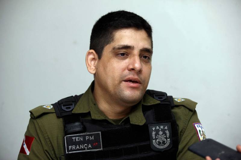 “Eu nunca mais serei o mesmo, esse resgate e acolhimento fez com que eu aguçasse meu olhar sobre o mundo. Queria muito adotar aquele bebê e protegê-lo de qualquer mau trato”, disse o tenente Adriano França (foto), 30 anos. Ele estava em ronda por oito bairros de Belém, na tarde de domingo (25), quando foi acionado para resgatar uma criança de 9 meses. O bebê foi abandonado, sujo, na frente de uma residência na Travessa Nina Ribeiro, bairro de São Brás, em Belém. Uma vizinha da casa onde estava o bebê ligou para o Centro Integrado de Operações (Ciop), que fez a ocorrência à Polícia Militar do Pará. Duas guarnições do 2º Batalhão foram encaminhadas para o resgate.
FOTO: SIDNEY OLIVEIRA / AG. PARÁ
DATA: 26.03.2018
BELÉM - PARÁ <div class='credito_fotos'>Foto: Sidney Oliveira/Ag. Pará | <a href='/midias/2018/originais/febdcbd0-7628-457a-9b0c-e65455bd150b.jpg' download><i class='fa-solid fa-download'></i> Download</a></div>