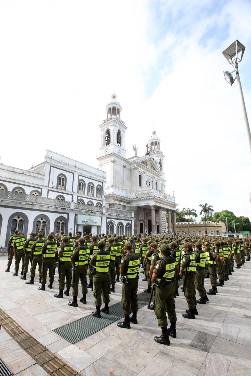 Cerca de 2 mil alunos do curso de formação de praças da Polícia Militar cumprem neste sábado (12) uma etapa importante da preparação: eles saem pela primeira vez às ruas, no estágio supervisionado, para vivenciar situações reais da carreira e, ao mesmo tempo, reforçar o policiamento ostensivo. Em Belém, cerca de 500 homens e mulheres se concentraram na Praça Santuário, em frente à Basílica de Nazaré, e saíram, em seguida, para diversos pontos da capital. A ação faz parte do pacote de medidas de combate à criminalidade e reforço da segurança pública anunciado pelo Governo do Estado.
FOTO: SIDNEY OLIVEIRA / AG. PARÁ
DATA: 12.05.2018
BELÉM - PARÁ <div class='credito_fotos'>Foto: Sidney Oliveira/Ag. Pará | <a href='/midias/2018/originais/fec3e260-ec67-4c15-8f75-e8b79d106738.jpg' download><i class='fa-solid fa-download'></i> Download</a></div>