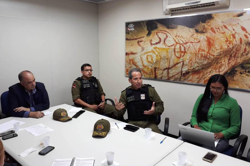 Lideranças comunitárias, empresários, as Polícias Militar e Civil, Administração Distrital e a Prefeitura de Santarém participaram, nesta terça-feira (3), de uma reunião no Centro de Governo do Baixo Amazonas para discutir pontos relativos a diversas áreas na Vila Balneária de Alter do Chão, entre eles, a segurança pública.

FOTO: SAMUEL ALVARENGA / SECOM
DATA: 03.04.2018
SANTARÉM - PARÁ <div class='credito_fotos'>Foto: Samuel Alvarenga / Secom   |   <a href='/midias/2018/originais/fec91057-fa0b-4c69-a2f7-507d9ec7704a.jpg' download><i class='fa-solid fa-download'></i> Download</a></div>
