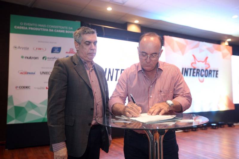 Ainda durante o evento, foi assinado o contrato de comodato entre a Companhia de Desenvolvimento Econômico do Pará (Codec) e o Sindicato dos Produtores Rurais de Marabá (SPRM), de parte de um lote onde está localizado o Parque de Exposições José Francisco Diamantino, no Distrito Industrial de Marabá. A área possui mais de 55 mil metros quadrados. A outorga é válida por 20 anos. Ainda pela Codec, o prefeito Sebastião Miranda e o titular do órgão, Fábio Lúcio Costa (e), assinaram o termo de entrega do Guia do Investidor.

FOTO: THIAGO GOMES / AG. PARÁ
DATA: 21.05.2018
MARABÁ - PARÁ <div class='credito_fotos'>Foto: Thiago Gomes /Ag. Pará   |   <a href='/midias/2018/originais/fecb0db1-a4e4-4bde-99e3-c9240d35cb4b.jpg' download><i class='fa-solid fa-download'></i> Download</a></div>