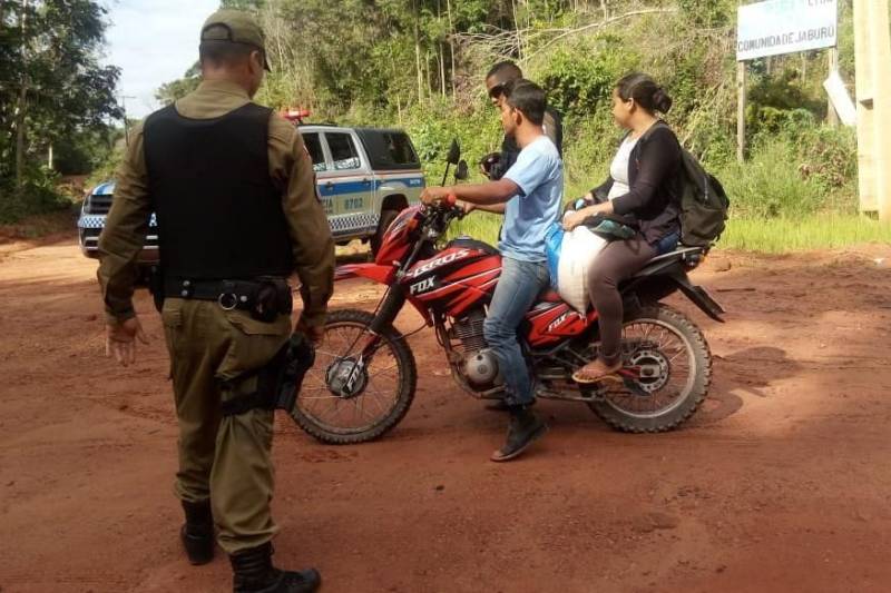 A Polícia Militar, em parceria com a Polícia Civil e o Centro de Perícias Científicas Renato Chaves, deflagrou na última quarta-feira (27) a "Operação Fronteira", para fiscalizar e combater o tráfico de drogas, o porte ilegal de armas e o roubo de veículos nos municípios de Óbidos, Oriximiná e Almeirim, no oeste paraense.
FOTO: ASCOM PMPA
DATA: 27.06.2018
<div class='credito_fotos'>Foto: Ascom PMPA | <a href='/midias/2018/originais/fed320b9-00a2-4d0f-80fb-bcc0cd87782b.jpg' download><i class='fa-solid fa-download'></i> Download</a></div>
