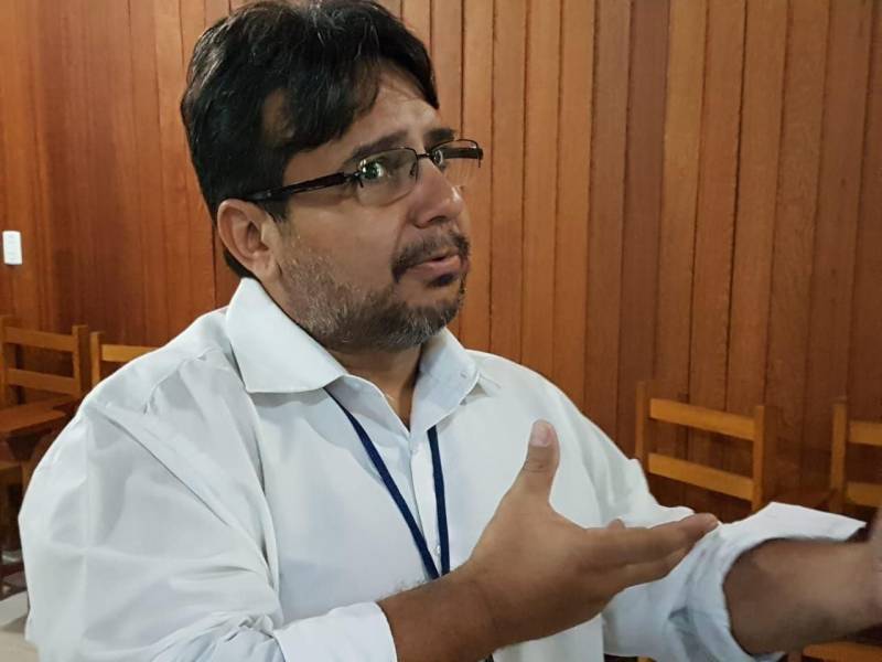 Técnicos das Secretarias Estaduais de Municípios Sustentáveis (Semsu) e de Gestão Estratégica (Seegest) estão no município de São Félix do Xingu para avaliar e alinhar as ações que estão sendo realizadas na implementação do projeto piloto dos Municípios Emblemáticos. A reunião com a equipe municipal foi realizada nesta terça-feira, 05, no auditório da Secretaria Municipal de Meio Ambiente (Semmas). O projeto de Município Emblemático congrega um reforço de ações previstas no Programa Municípios Sustentáveis (PMS) a fim de gerar cases que possam ser replicados em outras localidades. As ações foram definidas em parceria com as secretarias municipais que apontaram necessidades e propostas de desenvolvimento nos eixos social, ambiental e econômico, definidos a partir do workshop realizados em dezembro do ano passado, com os agentes realizadores do Estado e da Prefeitura Municipal. Na foto, Denys Ribeiro, coordenador técnico da Seegest. 

FOTO: ASCOM / SEMSU
DATA: 05.06.2018
SÃO FÉLIX DO XINGU - PARÁ <div class='credito_fotos'>Foto: DANI FILGUEIRAS / ASCOM SEMSU   |   <a href='/midias/2018/originais/fed4684e-c5c9-4741-8947-c880d5a35200.jpg' download><i class='fa-solid fa-download'></i> Download</a></div>