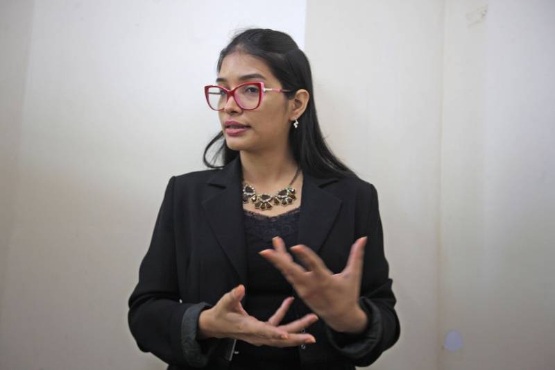 Incluir pessoas com algum tipo de deficiência no cotidiano das cidades tem sido um desafio para todos os governos. No Pará não é diferente. Mas o governo do Estado tem atuado nas várias áreas e, mais especificamente, no que se refere a inclusão de pessoas surdas, por meio da formação de profissionais capacitados para atuar junto a esse público. Uma das primeiras medidas tomadas foi a mudança no curso de Letras/Libras ofertado pela Universidade do Estado do Pará (Uepa). A graduação até o ano de 2008 era apenas na modalidade à distância. A partir de 2012, passou a ser presencial, com oferta do curso no vestibular da instituição com 40 vagas. Na foto, Silvana Alves.
FOTO: RODOLFO OLIVEIRA / AG. PARÁ
DATA: 02.04.2018
BELÉM - PARÁ <div class='credito_fotos'>Foto: Rodolfo Oliveira/Ag. Pará | <a href='/midias/2018/originais/fed484be-374b-41fb-887b-31499aa4d438.jpg' download><i class='fa-solid fa-download'></i> Download</a></div>