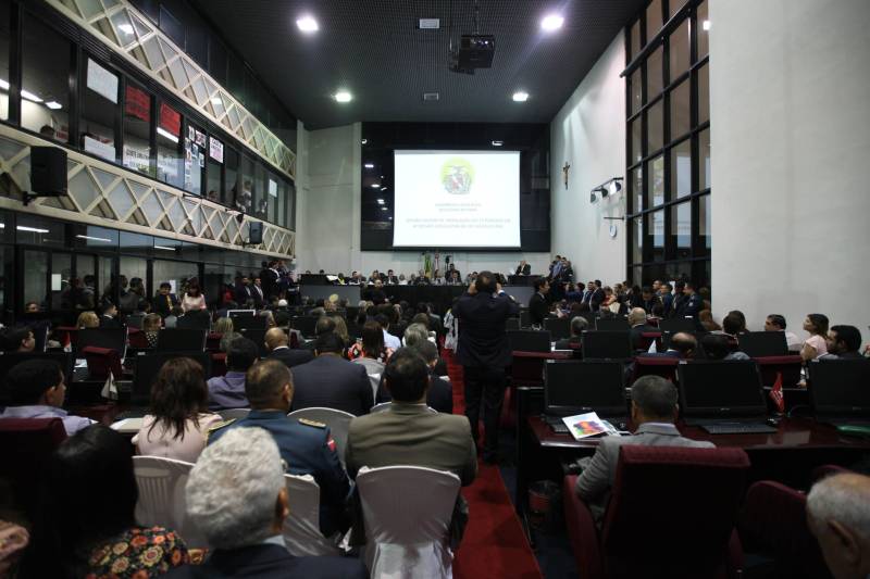 O governador Simão Jatene entregou, na manhã desta terça-feira (6), a "Mensagem Governamental do Pará à Assembleia Legislativa 2018", em sessão especial que abriu os trabalhos da Casa no exercício 2018. A leitura do documento destacou os principais resultados alcançados pelo governo no ano anterior e fez prognósticos de obras e serviços previstos para este ano.
FOTO: ANTONIO SILVA / AG. PARÁ
DATA: 06.02.2018
BELÉM - PARÁ <div class='credito_fotos'>Foto: Antônio Silva/Ag. Pará | <a href='/midias/2018/originais/feda91a0-f610-48cb-988e-57ed41f114cf.jpg' download><i class='fa-solid fa-download'></i> Download</a></div>