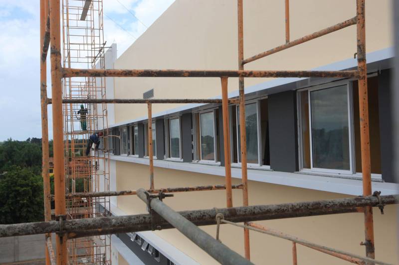Em Capanema, está sendo construído o Hospital Regional dos Caetés (foto). É mais uma unidade de saúde estratégica na cobertura de alta e média complexidade; atenderá a população de 17 municípios da Região Nordeste
FOTO: SIDNEY OLIVEIRA / AG. PARÁ
DATA: 18.10.2018
CASTANHAL - PARÁ <div class='credito_fotos'>Foto: Sidney Oliveira/Ag. Pará | <a href='/midias/2018/originais/fedbdcf9-2d98-407e-8ba8-43bd9a9f7716.jpg' download><i class='fa-solid fa-download'></i> Download</a></div>