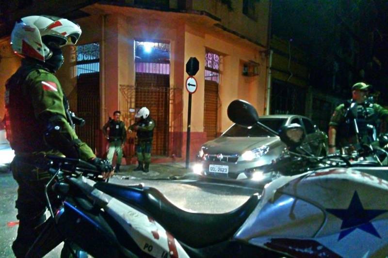 A Polícia Militar, por meio do 2º Batalhão, garantiu a segurança dos foliões durante os desfiles das escolas de samba de Belém, na noite desta sexta-feira, 9. Vinte e seis policiais militares atuaram na ação, que fez parte da Operação Carnaval Seguro 2018. Nenhuma ocorrência de grande relevância foi registrada. De acordo com o Major Luiz Octávio, Comandante do 2º Batalhão, a transferência dos desfiles das escolas de samba de Belém para a Av. Marechal Hermes este ano, foi um facilitador para os órgãos de segurança pública. “Foi extremamente tranquilo porque reuniu condições de posicionar melhor o nosso policiamento, em razão de ter apenas uma entrada e uma saída”, afirmou o oficial.
FOTO: ASCOM / PMPA
DATA: 09.02.2018
BELÉM - PARÁ <div class='credito_fotos'>Foto: ASCOM / PMPA | <a href='/midias/2018/originais/fee24ee0-eeef-4d1e-af21-310823713ac9.jpg' download><i class='fa-solid fa-download'></i> Download</a></div>