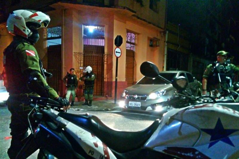 A Polícia Militar, por meio do 2º Batalhão, garantiu a segurança dos foliões durante os desfiles das escolas de samba de Belém, na noite desta sexta-feira, 9. Vinte e seis policiais militares atuaram na ação, que fez parte da Operação Carnaval Seguro 2018. Nenhuma ocorrência de grande relevância foi registrada. De acordo com o Major Luiz Octávio, Comandante do 2º Batalhão, a transferência dos desfiles das escolas de samba de Belém para a Av. Marechal Hermes este ano, foi um facilitador para os órgãos de segurança pública. “Foi extremamente tranquilo porque reuniu condições de posicionar melhor o nosso policiamento, em razão de ter apenas uma entrada e uma saída”, afirmou o oficial.

FOTO: ASCOM / PMPA
DATA: 09.02.2018
BELÉM - PARÁ <div class='credito_fotos'>Foto: ASCOM / PMPA   |   <a href='/midias/2018/originais/fee24ee0-eeef-4d1e-af21-310823713ac9.jpg' download><i class='fa-solid fa-download'></i> Download</a></div>