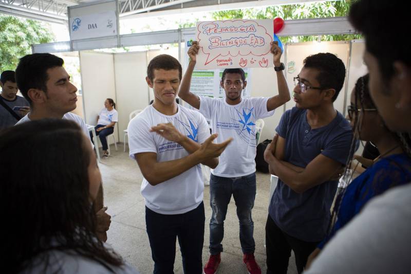 Durante toda esta quinta-feira, 10, a Feira Vocacional da Universidade do Estado do Pará (Uepa) recebeu a visita de estudantes do ensino médio de escolas públicas e particulares da Região Metropolitana de Belém. Cada graduação da Uepa tinha um estande no hall de exposição do Centro Cultural Tancredo Neves (Centur), tudo para que os estudantes pudessem conhecer mais sobre os cursos, a atuação dos profissionais formados e o desenho curricular das disciplinas.
FOTO: NAILANA THIELY / ASCOM UEPA
DATA: 10.05.2018
BELÉM - PARÁ <div class='credito_fotos'>Foto: Nailana Thiely / Ascom Uepa | <a href='/midias/2018/originais/fee45fc7-bb69-4fbe-8d12-b3a161cdc5a7.jpg' download><i class='fa-solid fa-download'></i> Download</a></div>