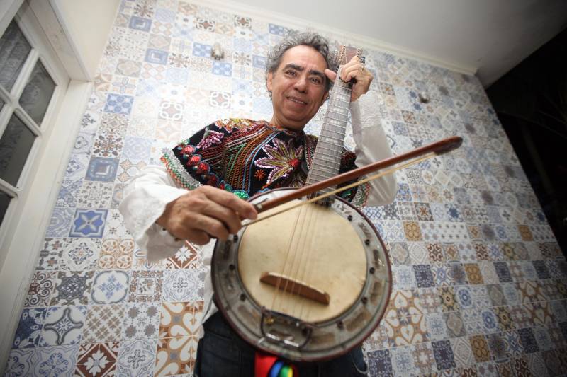 Fora da cidade, a tradição musical de Bragança é representada pela sonoridade do Arraial do Pavulagem, que tem entre seus integrantes Toni Soares (foto), cantor e compositor nascido no município que tem inspiração nas folias, ladainhas, batuques de boi-bumbá e cordões de pássaros, tudo isso somado ao retumbão da Marujada de São Benedito.
FOTO: THIAGO GOMES / AG. PARÁ
DATA: 09.04.2018
BRAGANÇA - PARÁ <div class='credito_fotos'>Foto: Thiago Gomes /Ag. Pará | <a href='/midias/2018/originais/feec3ff5-2841-4791-b9d0-0dc04f4a46b6.jpg' download><i class='fa-solid fa-download'></i> Download</a></div>