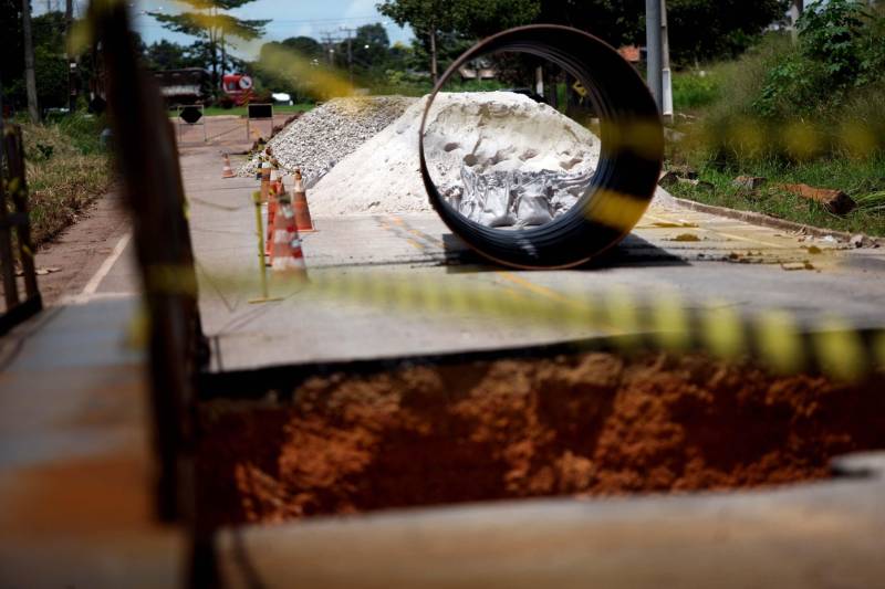 Serão retomados, nesta segunda-feira (16), os trabalhos de recuperação de um trecho de 15 metros da PA-256, localizado próximo a entrada do município de Paragominas. Equipes da Secretaria de Estado de Transportes (Setran) que já trabalhavam no local, receberam hoje todo o material necessário para dar continuidade a obra.
FOTO: SIDNEY OLIVEIRA / AG. PARÁ
DATA: 15.04.2018
PARAGOMINAS - PARÁ <div class='credito_fotos'>Foto: Sidney Oliveira/Ag. Pará | <a href='/midias/2018/originais/fef48ff7-f70e-46ed-a2e1-c41e7fc80e26.jpg' download><i class='fa-solid fa-download'></i> Download</a></div>