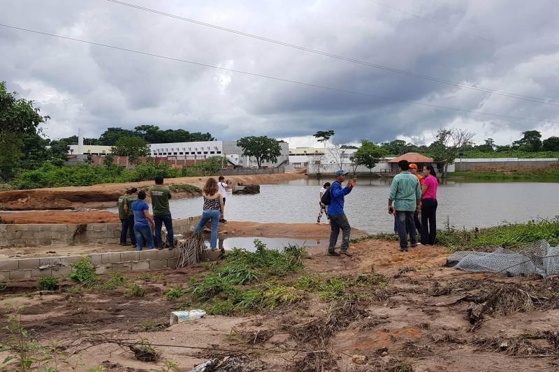 As três represas que se romperam devido à intensidade de chuvas no município de Redenção, no sul do Pará, foram vistoriadas por equipes da Defesa Civil Estadual e Municipal, Corpo de Bombeiros, Secretaria de Estado de Meio Ambiente e Sustentabilidade (Semas), Centro Regional de Governo do Sudeste do Pará e outros órgãos da Prefeitura local.

FOTO: ASCOM CRGSP
DATA: 28.11.2018
REDENÇÃO - PARÁ <div class='credito_fotos'>Foto: ASCOM CRGSP   |   <a href='/midias/2018/originais/fef7dbc2-7687-4d79-84d9-8e808730dd12.jpg' download><i class='fa-solid fa-download'></i> Download</a></div>