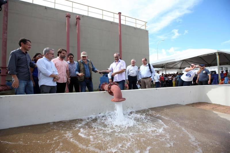 Nesta sexta-feira (06), um dia após completar 105 anos de emancipação, Marabá, município de forte vocação mineral e agrícola que o faz principal centro socioeconômico do sudeste paraense, recebeu importantes obras e serviços do Governo do Estado. Em destaque, investimentos na área da saúde, educação, saneamento básico e segurança. As cerimônias contaram com a presença do governador Simão Jatene, parlamentares, prefeitos da região, entre outras autoridades. A agenda de governo teve início com a entrega da Estação de Tratamento de Esgoto Sanitário (FOTO), um moderno sistema de saneamento básico com capacidade para atender de 86 mil habitantes. A primeira etapa da ETE representa um investimento de mais de R$ 117 milhões, parte com recursos do Programa de Aceleração do Crescimento (PAC), através de empréstimo junto ao FGTS no valor de R$ 78,20 milhões, e mais R$ 38,97 milhões do Tesouro do Estado.
FOTO: SIDNEY OLIVEIRA / AG. PARÁ
DATA: 06.04.2018
MARABÁ - PARÁ <div class='credito_fotos'>Foto: Agência Pará | <a href='/midias/2018/originais/fefba0aa-d122-4b8e-b6c3-dd41615a57a6.jpg' download><i class='fa-solid fa-download'></i> Download</a></div>