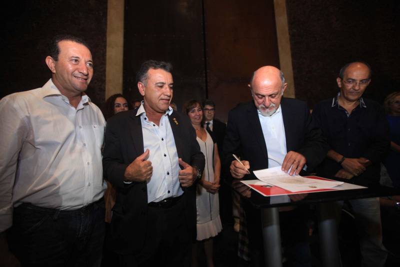 Um espaço moderno, com atendimento de alta qualidade. Assim é o Centro Integrado de Inclusão e Reabilitação (CIIR), inaugurado pelo Governo do Estado na tarde desta quarta-feira (30). O centro integra vários serviços em um único local. Da assistência médica, odontológica, passando pela reabilitação, capacitação, oficinas para produção de próteses e serviço de apoio e diagnósticos em crianças, jovens e adultos com deficiência no Estado do Pará. Localizado na rodovia Arthur Bernardes, em Belém, às margens da Baía do Guajará, o Centro Integrado é o primeiro na região Norte e fica em uma área total de mais de 40 mil metros quadrados. A obra foi iniciada em março de 2014 e está orçada em mais de R$ 32 milhões, recursos do tesouro estadual. O CIIR faz parte das ações previstas pelo Governo do Estado ampliando os serviços já oferecidos pela Secretaria de Estado de Saúde Pública (Sespa).
FOTO: THIAGO GOMES / AG. PARÁ
DATA: 30.05.2018
BELÉM - PARÁ <div class='credito_fotos'>Foto: Thiago Gomes /Ag. Pará | <a href='/midias/2018/originais/fefbfd81-3725-44aa-abfb-cdacf617b3bd.jpg' download><i class='fa-solid fa-download'></i> Download</a></div>