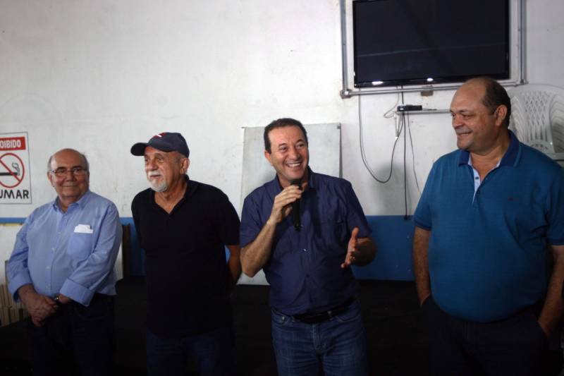 O distrito de Alter do Chão, destino turístico internacional onde fica a praia que já foi eleita a mais bonita do Brasil, recebe investimentos do governo do Estado nas áreas de infraestrutura e saneamento básico. O governador Simão Jatene, que cumpre agenda em três municípios do oeste paraense nesta sexta-feira (9) e sábado (10), assinou nesta sexta a ordem de serviço que autoriza o início da construção do novo sistema de abastecimento de água da vila, localizada a cerca de 28 quilômetros de Santarém. Orçada em R$ 11 milhões, a obra vai levar água de qualidade aos mais de sete mil habitantes da comunidade. Com o novo sistema de captação e tratamento de água, a meta é alcançar 100% dos imóveis no distrito. Segundo o presidente da Companhia de Saneamento do Pará (Cosanpa), Cláudio Conde, a obra é uma implantação pioneira em Alter do Chão, já que será o primeiro sistema do tipo fora de um núcleo urbano. O contrato com a empresa executora foi assinado na quinta-feira (8). A previsão é que os trabalhos sejam iniciados imediatamente e concluídos no prazo de 18 meses.
FOTO: THIAGO GOMES / AG. PARÁ
DATA: 09.03.2018
SANTARÉM - PARÁ <div class='credito_fotos'>Foto: Thiago Gomes /Ag. Pará | <a href='/midias/2018/originais/fefd4040-f425-45e0-bdd9-51ecda26e6c5.jpg' download><i class='fa-solid fa-download'></i> Download</a></div>