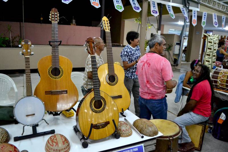 A segunda edição da Feira Livre de Arte e Cultura promovida pela Fundação Cultural do Pará (FCP) será nos dias 9 e 10 de março, no Centur, a partir das 17h. A programação inclui apresentações musicais, teatrais, espaços para comercialização de produtos autorais, dos mais variados estilos, além de literatura, gastronomia, artesanato, design e moda. Entre os shows musicais da Feira estão: Gaby Amarantos, Luê, Baile da Saudade, Baile do Mestre Cupijó, além de uma homenagem ao Mestre Vieira, falecido em fevereiro. Haverá também uma apresentação do grupo Palhaços Trovadores. Além de um espaço para lazer, o evento tem como objetivo promover novos empreendedores locais, marcas, produtos e incentivar a criatividade.
FOTO: ASCOM / FCP
DATA: 01.03.2018
BELÉM - PARÁ <div class='credito_fotos'>Foto: ASCOM FCP | <a href='/midias/2018/originais/ff00eb75-d82c-44ff-a77c-4685196002e6.jpg' download><i class='fa-solid fa-download'></i> Download</a></div>