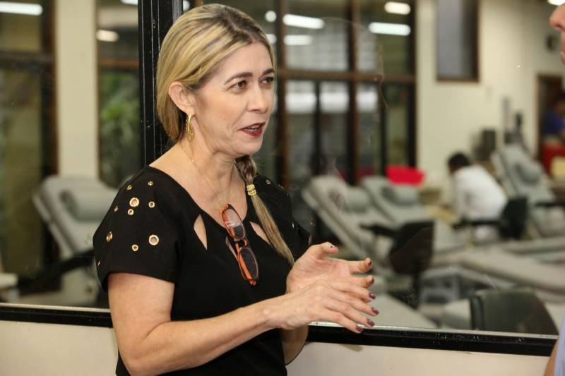 “Seja solidário. Doe sangue. Compartilhe vida”. É o tema da campanha comemorativa ao Dia Mundial do Doador de Sangue, festejado nesta quinta-feira, 14. O Pará adere ao movimento mundial, por meio da Fundação Centro de Hemoterapia e Hematologia do Pará (Hemopa), ao promover ações de incentivo à doação de sangue e chamar atenção da população sobre a importância da participação no processo que multiplica vidas. No Estado são cerca de 100 mil coletas, anualmente. A campanha da Organização Pan-Americana da Saúde/Organização Mundial da Saúde (OPAS/OMS) alerta para conscientização dos candidatos potencialmente doadores à necessidade de mais doações voluntárias e regulares para assegurar o atendimento da demanda transfusional com qualidade e segurança. Na foto, a assistente social e titular da Gecad, Juciara Farias.

FOTO: CLÁUDIO SANTOS / ARQUIVO AG. PARÁ
DATA: 13.06.2017
BELÉM - PARÁ <div class='credito_fotos'>Foto: Cláudio Santos/ Ag. Pará   |   <a href='/midias/2018/originais/ff0cdb36-e9c9-4ee1-91d1-2f60da232486.jpg' download><i class='fa-solid fa-download'></i> Download</a></div>