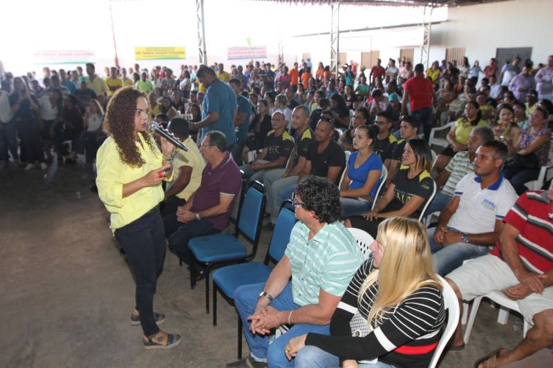 O município de Jacundá, no sudeste paraense, recebeu nesta sexta-feira (6) importantes investimentos em segurança e infraestrutura. O Governo do Estado repassou para o policiamento do município 5 viaturas e 2 veículos para o reforço das ações Departamento de Trânsito do Estado (Detran). Foi entregue ainda a ordem de serviço para a pavimentação asfáltica de cinco quilômetros de vias, na ordem de R$ 3 milhões. A cerimônia foi no salão paroquial da Igreja de Nossa Senhora do Perpetuo Socorro, conduzida pela secretária de Municípios Sustentáveis, Izabela Jatene, que representou o governador Simão Jatene, e contou com a participação de representantes de parlamentares, lideranças comunitárias, entre outras autoridades municipais. Na foto, a secretária de Municípios Sustentáveis, Izabela Jatene.
FOTO: CRISTINO MARTINS / AG. PARÁ
DATA: 06.07.2018
JACUNDÁ - PARÁ <div class='credito_fotos'>Foto: Cristino Martins/Ag. Pará | <a href='/midias/2018/originais/ff10dafa-3278-46c1-a949-6dd6d676df00.jpg' download><i class='fa-solid fa-download'></i> Download</a></div>