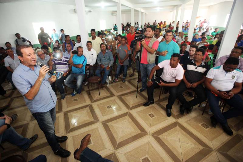 O governo do Pará dá seguimento às ações de reconhecimento de propriedade de terras em todas as regiões do Estado com a entrega, na manhã desta sexta-feira (16), de 124 títulos para pequenos produtores rurais do município de Bujaru, no nordeste paraense. A cerimônia, realizada no Sindicato de Produtores Rurais do município, foi conduzida pelo governador Simão Jatene e contou com a presença de secretários de Estado, parlamentares, prefeitos e autoridades da região. Os documentos expedidos pelo Instituto de Terras do Pará (Iterpa) vão atender famílias que residem em 15 comunidades do município, entre elas a Jutai, Igarapezinho, Jabatiteua, Guajará-Miri, Guajará-Açu, Ramal do Puxador, Ramal do Caiti, Santa Maria, São Luiz, Cajuíra, entre outras localizadas ao longo da Rodovia PA-140, totalizando mais de 6 mil hectares de áreas tituladas. na foto, o Presidente da ALEPA, Mácio Miranda.
FOTO: THIAGO GOMES / AG PARÁ
DATA: 16.02.2018
BUJARÚ - PARÁ <div class='credito_fotos'>Foto: Thiago Gomes /Ag. Pará | <a href='/midias/2018/originais/ff177a15-191d-4ac2-817d-85ca6f3f4ae7.jpg' download><i class='fa-solid fa-download'></i> Download</a></div>
