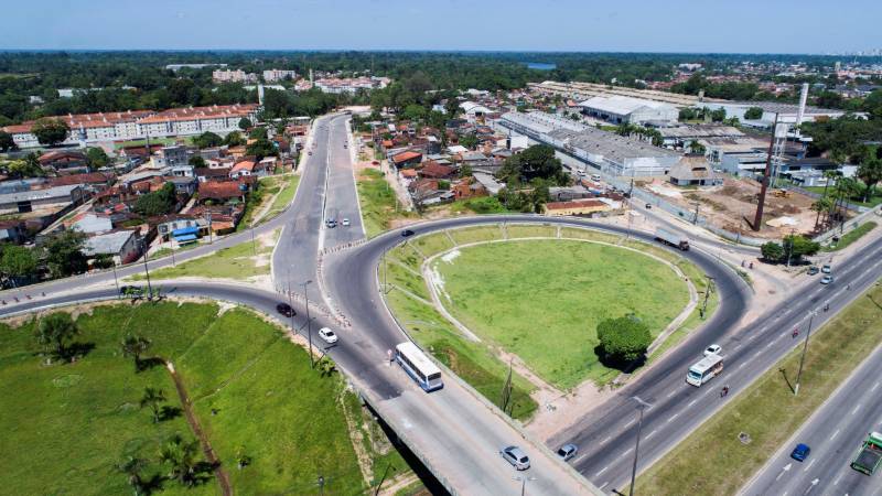 Com a chegada do verão, as obras de prolongamento da Avenida João Paulo II (foto) entram em ritmo acelerado. A partir do final desta semana, o número de operários envolvidos na obra, que hoje chega a 350, vai passar a ser de 600, o que garantirá maior celeridade na conclusão das obras, previstas para até o final de julho. “Faltam menos de 10% para que a gente conclua toda a obra. São detalhes de pavimentação nas vias de acesso, calçada, gradil, iluminação, o que a gente chama de acabamento. E nesse acabamento, incluímos também as passarelas, que são montadas fora e, a partir daí, são levadas para o canteiro de obra e colocadas em seus devidos lugares. As passarelas são importantes para segurança dos pedestres que vão precisar atravessar a João Paulo. Da mesma forma, a sinalização horizontal e vertical são fundamentais para circulação dos pedestres, motoristas, motociclistas e ciclistas por toda a avenida. A expectativa é que possamos entregar o mais breve possível o prolongamento da Avenida João Paulo II à população, de forma a garantir melhoria da qualidade de vida, saúde, lazer, mobilidade e mais segurança para quem mora nessa área”, informa o diretor geral do Núcleo de Gerenciamento de Transportes Metropolitano (NGTM), César Meira. 

FOTO: SECOM
DATA: 12.06.2018 
BELÉM - PARÁ <div class='credito_fotos'>Foto: Secom   |   <a href='/midias/2018/originais/ff1a89db-f9dd-4797-9b48-6d1e04a01b48.jpg' download><i class='fa-solid fa-download'></i> Download</a></div>