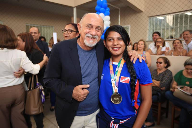 "Hoje vim para uma agenda de inauguração, mas vivi uma experiência de amor, que emana em cada ação dos alunos, professores, direção e de cada um que faz parte desta escola que se torna tão especial porque tem alma". A declaração foi feita pelo governador Simão Jatene (foto), nesta terça, 27, durante a inauguração da obra de reforma e ampliação da Escola Álvares de Azevedo, localizada no Bairro de Batista Campos, em Belém. O governador transformou a inauguração em uma grande confraternização. Passou a tarde na Escola e fez questão de cantar e dançar com os alunos, que expressaram muita gratidão pela obra. Atendendo atualmente 436 alunos, a “Álvares de Azevedo” é uma Unidade Especializada dedicada à educação de estudantes com deficiência visual, e que trabalha nos eixos da educação e da habilitação.
FOTO: MÁCIO FERREIRA / AG. PARÁ
DATA: 27.03.2018
BELÉM - PARÁ <div class='credito_fotos'>Foto: MÁCIO FERREIRA/ AG. PARÁ | <a href='/midias/2018/originais/ff1b6d16-6ee9-4155-80ec-c438af488ffd.jpg' download><i class='fa-solid fa-download'></i> Download</a></div>