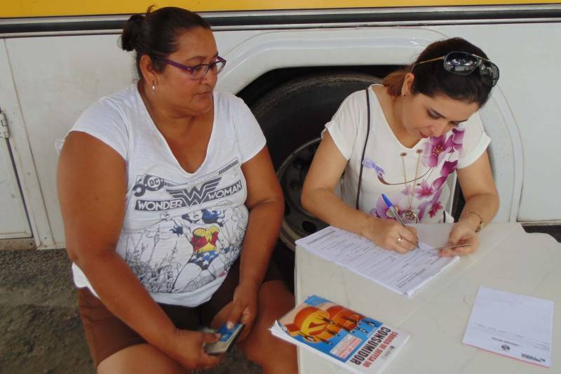 Começou neste domingo (11), no bairro de Águas Negras, em Icoaraci, a busca ativa de mulheres que nunca fizeram ou estão há mais de três anos sem fazer o exame preventivo do câncer de colo do útero, o Papanicolau ou PPCU. Trata-se do Plano Piloto de Rastreamento do Câncer de Colo do Útero, uma das ações que integram a Campanha Março Lilás, destinada a chamar a atenção das paraenses sobre a importância de fazer periodicamente o exame para detecção precoce desse tipo de câncer. A Campanha Março Lilás é promovida pela Secretaria de Estado de Saúde Pública (Sespa) por meio do Núcleo de Apoio à Gestão na Atenção à Mulher no Controle do Câncer de Colo de Útero e Mama (Nagam), com o apoio do Comitê Estadual de Controle do Câncer do Colo do Útero e Mama, Regionais de Saúde e municípios paraenses. Na foto, Helena Costa.
FOTO: ASCOM / SESPA
DATA: 11.03.2018
BELÉM - PARÁ <div class='credito_fotos'>Foto: Roberta Vilanova / SESPA | <a href='/midias/2018/originais/ff26aa58-d83f-4502-bd82-0837bee01df7.jpg' download><i class='fa-solid fa-download'></i> Download</a></div>