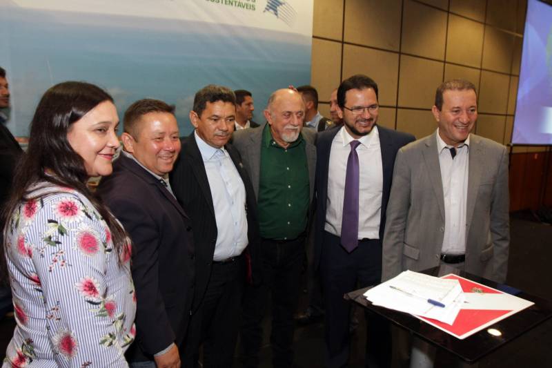 O primeiro dia do Fórum Permanente de Prefeitas e Prefeitos dos Municípios Sustentáveis contou com a participação de 85 prefeitos , 17 vices e 21 secretários municipais dos 141 municípios manifestaram interesse em adotar as diretrizes do programa. Para o governador Simão Jatene, esta grande participação simboliza a união de agentes públicos que colocaram os interesses coletivos acima dos interesses individuais para construir um estado melhor para todos. Com o tema “Gestão Compartilhada”, o evento traz as experiências e os desdobramentos das agendas governamentais que foram planejadas em parceria com as gestões municipais. Através da Secretaria Extraordinária de Municípios Sustentáveis (Semsu) Governo do Pará, por meio da Semsu, investe na capacitação dos municípios para a promoção de uma gestão fiscal eficiente. Para Izabela Jatene, este primeiro dia serviu para sinalizar o quanto os gestores estão preocupados com o equilíbrio da questão fiscal dos municípios e em desenvolver uma governança compartilhada para desenvolver seus municípios.
FOTO: CRISTINO MARTINS / AG. PARÁ
DATA: 07.02.2018
BELÉM - PARÁ <div class='credito_fotos'>Foto: Cristino Martins/Ag. Pará | <a href='/midias/2018/originais/ff2dfe5d-dfb3-4e22-8ed0-be16f026071d.jpg' download><i class='fa-solid fa-download'></i> Download</a></div>
