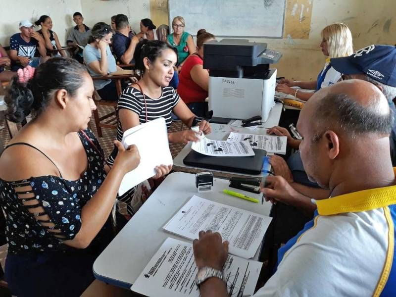 A Caravana Pro Paz Cidadania continua a percorrer os municípios do Pará. Nesta sexta-feira (6), a caravana encerrou suas ações na cidade de Quatipuru, no nordeste do estado. Ao longo de três dias, foram 2.600 atendimentos, como emissão de documentos básicos e aconselhamento jurídico. “A ação nesses três dias foi surpreendente, além de atendermos Quatipuru, recebemos quatro ônibus com moradores da vila de Boa Vista e conseguimos atender a todos. A grande procura foi pela certidão de nascimento, porque ainda existem os sub-registros. Mas tivemos também grande procura de ID jovem por essa população”, detalhou o coordenador do Pro Paz Cidadania, Roberto Oliveira.
FOTO: ASCOM / PRO PAZ
DATA: 06.04.2018
QUATIPURU - PARÁ <div class='credito_fotos'>Foto: ASCOM PRO PAZ | <a href='/midias/2018/originais/ff3411a0-bf3a-4510-98e9-17fdd04f1dba.jpg' download><i class='fa-solid fa-download'></i> Download</a></div>