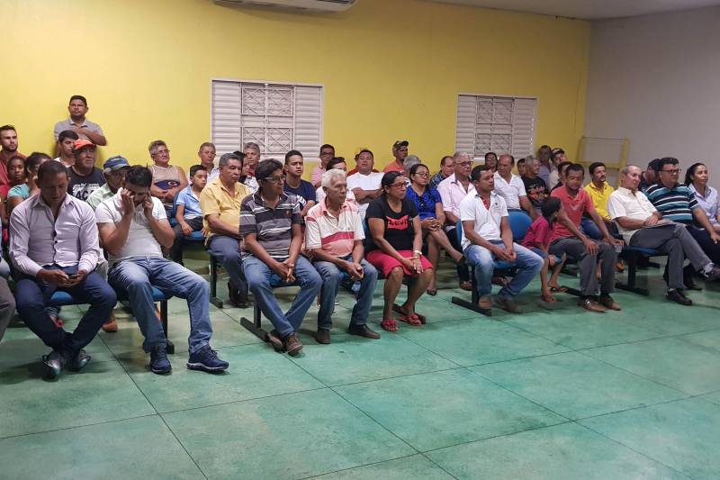 Quem precisa trafegar pela PA 287, do trecho da BR 158 até o município de Cumaru do Norte, teve uma boa notícia neste sábado (23), quando foi entregue a ordem de serviço para a execução da obra de conservação da rodovia. A solenidade ocorreu na Câmara Municipal de Vereadores de Cumaru do Norte, e contou com a presença do Secretário Regional de Governo do Sudeste do Pará, Jorge Bittencourt, que no ato representou o governador Simão Jatene.
FOTO: ASCOM CRGSP
DATA: 23.06.2018
CUMARU DO NORTE - PARÁ <div class='credito_fotos'>Foto: ASCOM CRGSP | <a href='/midias/2018/originais/ff3c00a0-a2e6-4c67-b2e8-7455b7eba4e3.jpg' download><i class='fa-solid fa-download'></i> Download</a></div>