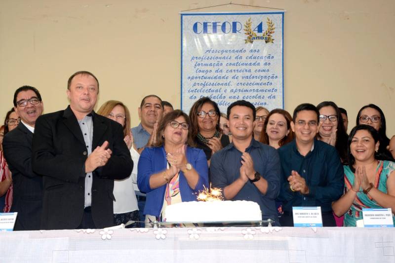 Em 2015, a Secretaria de Estado de Educação (Seduc) criou o Centro de Formação dos Profissionais da Educação Básica do Estado do Pará (CEFOR), com a perspetiva de apropriação das metodologias formativas e de transferência de tecnologia. Nesta segunda-feira (3), o Centro comemorou (foto) os quatro anos de criação durante cerimônia realizada no Instituto de Educação Estadual do Pará (IEEP), prédio histórico que abriga o CEFOR. Participaram da ocasião professores, formadores, a secretária de Educação do Estado, Ana Cláudia Serruya Hage e o secretário Adjunto de Ensino, José Roberto da Silva.

 FOTO: RAI PONTES / ASCOM SEDUC
DATA: 04.12.2018
BELÉM - PARÁ <div class='credito_fotos'>Foto: Rai Pontes/Ascom Seduc   |   <a href='/midias/2018/originais/ff46bd0a-e142-4056-983a-65d99825a3b6.jpg' download><i class='fa-solid fa-download'></i> Download</a></div>