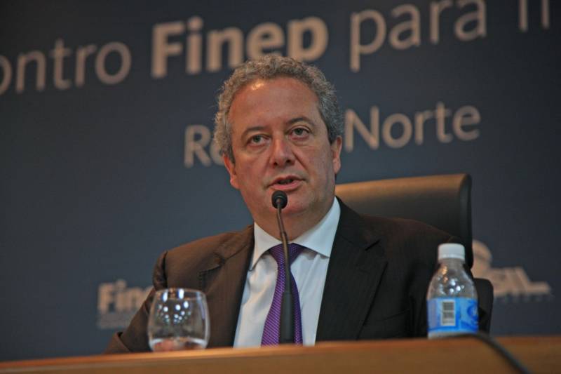 A maior financiadora de estudos e projetos da América Latina, a Financiadora de Estudos e Projetos (FINEP), abriu um escritório em Belém focado no desenvolvimento da pesquisa e inovação na região Norte. A FINEP é uma empresa pública brasileira de fomento à ciência, tecnologia e inovação em empresas, universidades, institutos tecnológicos e outras instituições públicas ou privadas, sediada no Rio de Janeiro.  A empresa é vinculada ao Ministério da Ciência e Tecnologia e Inovação. A inauguração ocorreu durante a abertura de “Encontro Finep para Inovação”. A abertura contou com a presença do Governador em Exercício Zequinha Marinho, do secretário de Estado de Ciência, Ciência, Tecnologia e Educação Técnica e Tecnológica, Alex Fiuza de Melo e contou com a participação de autoridades do Ministério da Ciência, Tecnologia, Inovações e Comunicações (Mctic), da Finep, do Governo do Estado do Pará, além de representantes de instituições locais. Na foto, o presidente nacional da Finep, Ronaldo Camargo (cabelos brancos).

FOTO RODOLFO OLIVEIRA / AG. PARÁ
DATA: 19.12.2018
BELÉM - PARÁ
 <div class='credito_fotos'>Foto: Rodolfo Oliveira/Ag. Pará   |   <a href='/midias/2018/originais/ff47e727-0618-4786-bb58-5fa2d6e4970a.jpg' download><i class='fa-solid fa-download'></i> Download</a></div>