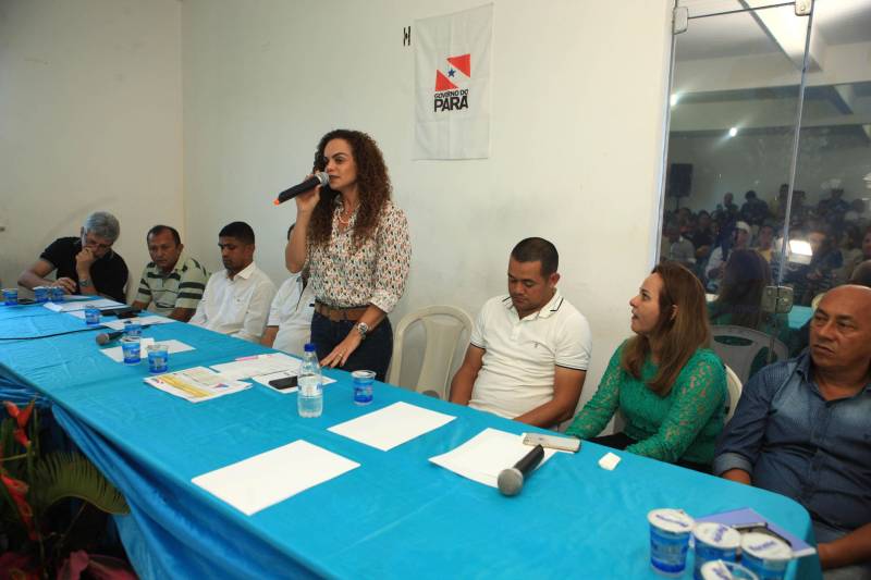 A agenda começou no município de Curuçá, com a assinatura da Ordem de Serviço de pavimentação de 6 km de vias urbanas através do Programa Asfalto na Cidade, um investimento de mais de R$2 milhões que vão beneficiar moradores como os do Bairro Alto. Na cerimônia, que aconteceu na sede da Prefeitura de Curuçá, o prefeito Jefferson Ferreira de Miranda, conhecido como “Tarrafa”, destacou as obras do Governo em seu município. Na foto, a secretária de Municípios Sustentáveis, Izabela Jatene

FOTO: RODOLFO OLIVEIRA / AG. PARÁ
DATA: 14.06.2018
CURUÇÁ - PARÁ <div class='credito_fotos'>Foto: Rodolfo Oliveira/Ag. Pará   |   <a href='/midias/2018/originais/ff48c8c3-8b61-47c0-9f4c-daddf6daf065.jpg' download><i class='fa-solid fa-download'></i> Download</a></div>