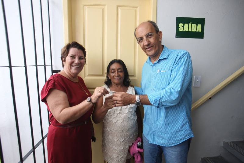 A tarde desta quarta-feira (02), foi de alegria para vinte famílias do Projeto Taboquinha, em Icoaraci, que ganharam uma nova habitação, com sala, cozinha, banheiro, dois quartos e área externa. Elas receberam as chaves de seus apartamentos das mãos da presidente da COHAB, Lene Farinha (vestido vermelho), de diretores da Companhia de Habitação e do deputado federal Arnaldo Jordy (camisa azul). Segundo a presidente da COHAB, Lene Farinha, o projeto Taboquinha "sempre foi dinâmico e já conseguimos avançar muito aqui. Falta entregar cerca de quarenta e quatro unidades habitacionais e fazer a revitalização dos canais, para assim concluirmos as obras", declarou. Ela solicitou que os novos moradores zelem pelas unidades e conservem as áreas livres. Ela também anunciou que está sendo preparada uma área ao lado da ponte do Cruzeiro destinada a um projeto voltado exclusivamente para os pescadores.
FOTO: CARLOS SODRÉ / AG. PARÁ
DATA: 02.05.2018
BELÉM - PARÁ <div class='credito_fotos'>Foto: Carlos Sodré/Agência Pará | <a href='/midias/2018/originais/ff494ddd-4897-41d5-9ba3-b26a184a8f14.jpg' download><i class='fa-solid fa-download'></i> Download</a></div>