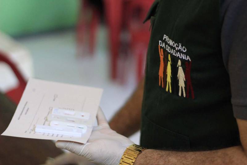 O Departamento Penitenciário Nacional (Depen), órgão vinculado ao Ministério da Justiça e Segurança Pública, realizou um mutirão do projeto Identidade Cidadã, nos dias 19 e 20 de dezembro, no Presídio Estadual Metropolitano (PEM) III. A ação teve como objetivo emitir a segunda via de certidões de nascimento ou de casamento para pessoas privadas de liberdade. O projeto é uma parceria do Depen com a Associação de Notários e Registradores do Brasil (Anoreg) e a Superintendência do Sistema Penitenciário do Pará (Susipe). A partir de um levantamento feito pelos assistentes sociais do PEM III, foi constatada a necessidade de emitir a segunda via da certidão de nascimento para 154 internos.

FOTO: VELOSO JÚNIOR / ASCOM SUSIPE
DATA: 20.12.2018
SANTA IZABEL - PARÁ <div class='credito_fotos'>Foto: Veloso Junior / Ascom Susipe   |   <a href='/midias/2018/originais/ff4de0d8-6929-411f-a18a-bfbc1ac34271.jpg' download><i class='fa-solid fa-download'></i> Download</a></div>