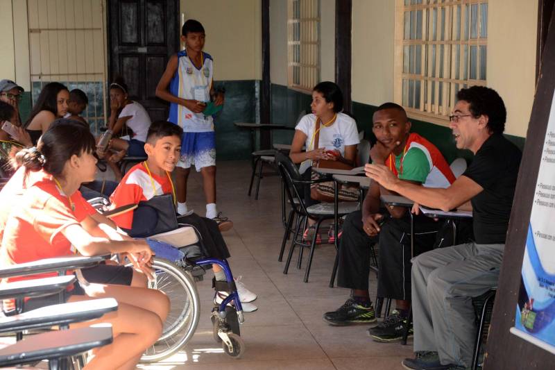 A Secretaria de Estado de Educação (Seduc), por meio do Núcleo de Esporte e Lazer (NEL), promove oficinas de capacitação destinada a professores e técnicos das escolas dos municípios participantes da XI edição dos Jogos Paralímpicos Escolares Paraenses, visando destacar a importância do incentivo à prática de esportes por pessoas com deficiência (PcD). As oficinas ocorrem paralelamente à competição, que será encerrada nesta sexta-feira (29), em Marabá, no sudeste do Estado, com disputas nas modalidades atletismo, bocha e natação. No Ginásio Renato Veloso ocorreu a oficina de goaball, único esporte criado exclusivamente para deficientes visuais. A modalidade esportiva, que foi implantada de forma pioneira no Estado para ser praticado por estudantes da Unidade de Ensino Especializada Álvares de Azevedo, está sendo levada a outros municípios paraenses.
FOTO: FERNANDO NOBRE / ASCOM SEDUC
DATA: 29.06.2018
MARABÁ - PARÁ <div class='credito_fotos'>Foto: FERNANDO NOBRE/ASCOM SEDUC | <a href='/midias/2018/originais/ff4eaaa0-097e-4290-a1b2-36011e13fc94.jpg' download><i class='fa-solid fa-download'></i> Download</a></div>