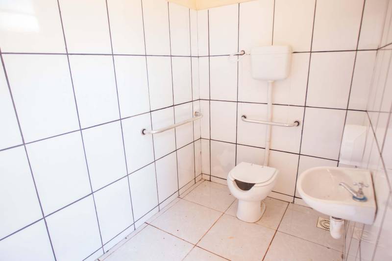 Aos poucos, a paisagem de Serra Pelada – que já foi o maior garimpo a céu aberto do planeta e hoje é distrito de Curionópolis, município do sudeste paraense - começa a se modificar. A poeira intensa, típica de estradas de chão, vai paulatinamente dando lugar à camada de asfalto, que pela primeira vez chega a Curiónópolis, conhecido mundialmente pela corrida do ouro e pelo formigueiro humano nos anos 1980, eternizado pelo olhar do fotógrafo Sebastião Salgado. O ouro não é mais explorado na região, mas Serra Pelada ainda é uma cidade de garimpeiros. São eles que residem e povoam as ruas, que parecem ter parado no tempo. Foram esses trabalhadores que fizeram a localidade crescer, que formaram famílias e criaram filhos nascidos no local, fincando raízes, criando identidade, sonhando com a volta da exploração do ouro, cada vez mais distante. Mas até esse cenário vem se transformando. Na foto, Escola Estadual de Ensino Médio Joaquina Diamantina.

FOTO: ASCOM / PREFEITURA DE CURIONÓPOLIS
DATA: 08.06.2018
CURIONÓPOLIS - PARÁ <div class='credito_fotos'>Foto: ASCOM / PREFEITURA DE CURIONÓPOLIS   |   <a href='/midias/2018/originais/ff5842b8-c5d1-41f3-a559-195c02a0f804.jpg' download><i class='fa-solid fa-download'></i> Download</a></div>