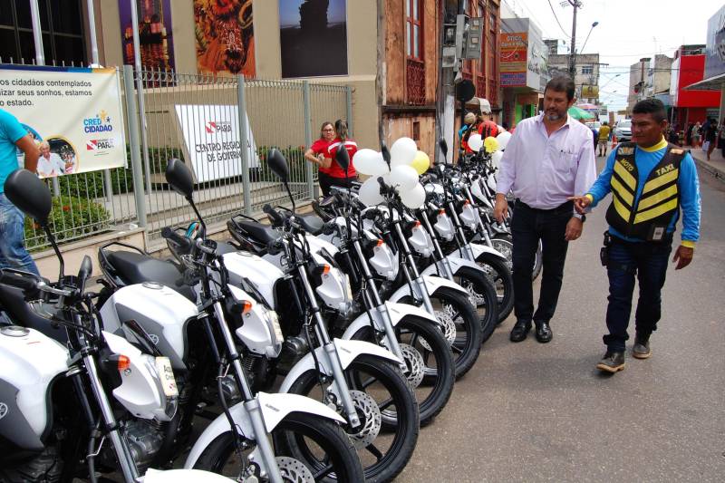 A categoria de mototaxistas permissionários, que realiza o transporte de passageiros em Santarém, na região oeste do Pará, foi beneficiada nesta quarta-feira (4), com a entrega de motocicletas financiadas a partir do programa de microcrédito do Governo do Estado, o CredCidadão. Na foto, o diretor geral do programa, Jorge Rezende.
FOTO: WILLIAM SANTOS / ASCOM CRGBA
DATA: 04.07.2018
SANTARÉM - PARÁ <div class='credito_fotos'>Foto: WILLIAM SANTOS / ASCOM CRGBA | <a href='/midias/2018/originais/ff5c6bb5-df3e-42e0-849b-70af9a7fb4d2.jpg' download><i class='fa-solid fa-download'></i> Download</a></div>