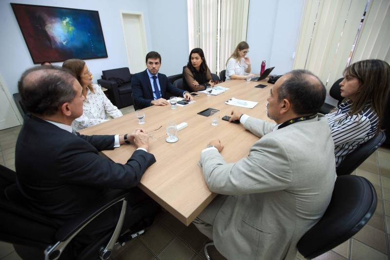 Foi instalado, nesta quarta-feira, 28, durante reunião na sede da Procuradoria-Geral do Estado (PGE/PA), em Belém, o Comitê Interinstitucional de Recuperação de Ativos do Estado do Pará (Cira/PA). O Decreto nº 1.954, que instituiu o grupo de trabalho, foi publicado no Diário Oficial do Estado no dia 5 de janeiro de 2018. Com a atuação do Comitê, o Governo do Estado pretende recuperar bens e direitos obtidos ilegalmente, por meio de ações judiciais e administrativas, além daquelas que visem acautelar o patrimônio público, apurar e reprimir os crimes contra a ordem tributária e a lavagem de dinheiro, com enfoque especial na recuperação de ativos, promovendo ações que resultem na responsabilização administrativa, civil e criminal dos envolvidos.
FOTO: MÁCIO FERREIRA / AG. PARÁ
DATA: 28.02.2018
BELÉM - PARÁ <div class='credito_fotos'>Foto: MÁCIO FERREIRA/ AG. PARÁ | <a href='/midias/2018/originais/ff63b07e-3062-4aa3-bfa4-562a4df4b185.jpg' download><i class='fa-solid fa-download'></i> Download</a></div>