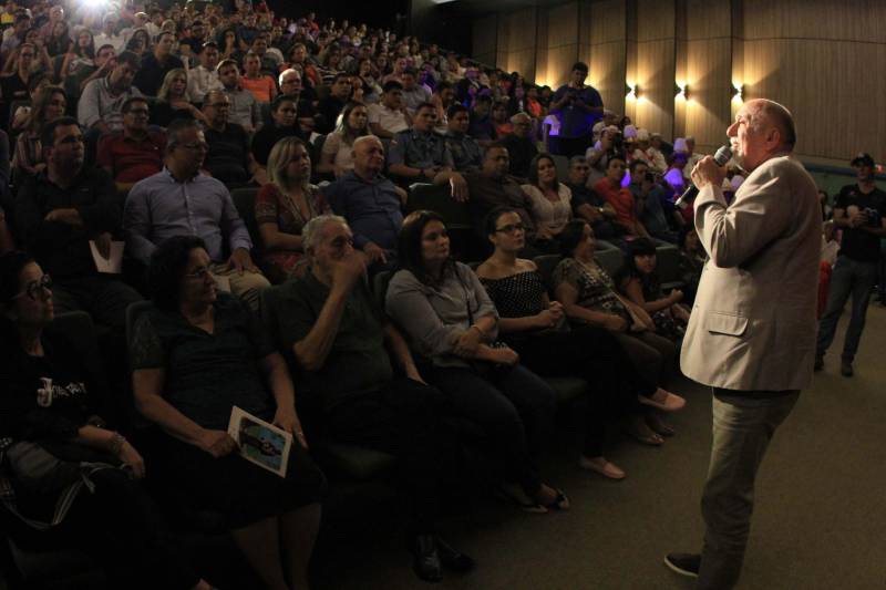 Ao som da Marujada, das ladainhas e do retumbão, o Governo do Estado inaugurou na noite de sábado, 15, o Liceu de Música de Bragança. A entrega do liceu e do teatro que compõe o projeto elaborado pela Secretaria de Estado de Cultura  (Secult)  aconteceu no clima da Marujada, festa folclórico-religiosa que começa neste domingo, 16.

FOTO: RODOLFO OLIVEIRA / AG. PARÁ
DATA: 16.12.2018
BRAGANÇA - PARÁ <div class='credito_fotos'>Foto: Rodolfo Oliveira/Ag. Pará   |   <a href='/midias/2018/originais/ff6afe2d-ca2e-43c8-834e-6fc8d81184f9.jpg' download><i class='fa-solid fa-download'></i> Download</a></div>