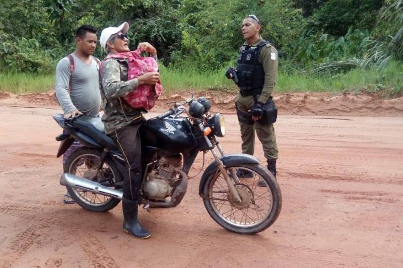 A Polícia Militar, em parceria com a Polícia Civil e o Centro de Perícias Científicas Renato Chaves, deflagrou na última quarta-feira (27) a "Operação Fronteira", para fiscalizar e combater o tráfico de drogas, o porte ilegal de armas e o roubo de veículos nos municípios de Óbidos, Oriximiná e Almeirim, no oeste paraense.
FOTO: ASCOM PMPA
DATA: 27.06.2018
<div class='credito_fotos'>Foto: Ascom PMPA | <a href='/midias/2018/originais/ff6c2726-f26d-465d-94ec-cc0f57d9bde1.jpg' download><i class='fa-solid fa-download'></i> Download</a></div>