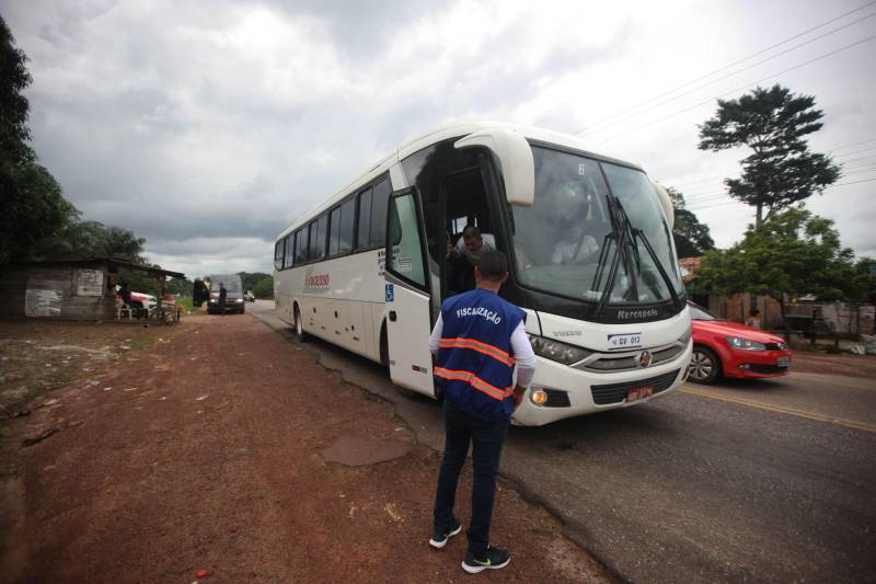 A Operação Carnaval 2018 da Agência de Regulação e Controle de Serviços Públicos do Estado do Pará (Arcon-PA) foi finalizada nesta quarta-feira (14) com crescente número de autos de infração lavrados em relação ao último ano. Nos seis dias de fiscalização intensiva, foram abordados mais de 2,6 mil veículos nas estradas e terminais e lavrados cerca de 810 autos de infração, tanto no modal rodoviário quanto no hidroviário. Os 70 agentes estiveram presentes em Belém e 20 localidades regionais. Durante o feriado carnavalesco, os fiscais das equipes rodoviárias lavraram cerca de 800 autos de infração. O número é 72% maior do que o registrado no mesmo período, em 2017, quando foram registradas 467 infrações. O Terminal Rodoviário de Belém foi onde os fiscais mais encontraram problemas nos veículos. Na foto, fiscalização na PA-140, na estrada que leva ao município de Vigia.
FOTO: IGOR BRANDÃO / AG. PARÁ
DATA: 12.02.2018
VIGIA - PARÁ <div class='credito_fotos'>Foto: IGOR BRANDÃO / AG. PARÁ | <a href='/midias/2018/originais/ff733904-7579-4c56-92a5-99c34728aeef.jpg' download><i class='fa-solid fa-download'></i> Download</a></div>