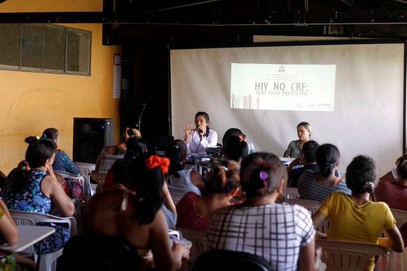 Um encontro dedicado aos cuidados com a saúde e à prevenção do vírus HIV foi realizado na manhã desta terça-feira (20) pela Universidade Federal do Pará (UFPA), dentro do Projeto de Pesquisa e Extensão “Defesa e Paz Social”, desenvolvido por alunos do curso de Serviço Social, em parceria com a Superintendência do Sistema Penitenciário do Estado (Susipe) e apoio da Universidade da Amazônia (Unama). A ação beneficiou internas do Centro de Recuperação Feminino (CRF), localizado em Ananindeua (Região Metropolitana de Belém). O objetivo foi proporcionar troca de experiências, esclarecimentos sobre prevenção, tratamento e realização de teste para o diagnóstico do vírus HIV.
FOTO: AKIRA ONUMA/ASCOM SUSIPE
DATA: 20.11.2018
ANANINDEUA - PARÁ <div class='credito_fotos'>Foto: Akira Onuma / Ascom Susipe | <a href='/midias/2018/originais/ff74bcf2-61ba-4ec1-b2a1-d916b9c01b8c.jpg' download><i class='fa-solid fa-download'></i> Download</a></div>