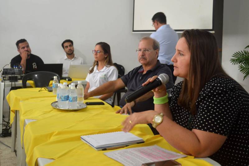 Será realizada, nesta terça-feira, 24, a Audiência Pública que vai debater a solicitação de Licença Prévia da Usina Termelétrica (UTE) Novo Tempo Barcarena, de responsabilidade da empresa Centrais Elétricas de Barcarena (Celba), no Cabana Clube, a partir de 9h. O projeto é composto de uma Usina Termelétrica movida a gás natural, um Terminal de Regaseificação e um gasoduto, dentro da área industrial, junto às instalações do Porto de Vila do Conde. Antes da audiência pública, a Secretaria de Estado e Meio Ambiente e Sustentabilidade (Semas) coordenou reuniões prévias com a população sobre o tema.
FOTO: ASCOM SEMAS
DATA: 23.04.2018
BARCARENA - PARÁ <div class='credito_fotos'>Foto: ASCOM SEMAS | <a href='/midias/2018/originais/ff7a09c0-3231-4e41-bb0f-60d1a43b6172.jpg' download><i class='fa-solid fa-download'></i> Download</a></div>