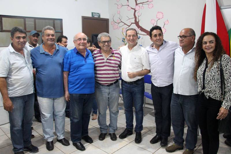 Em Canaã dos Carajás com a assinatura do convênio de Asfalto na Cidade, um aporte do Governo do Pará de R$6,5 milhões. A benfeitoria foi uma das demandas apresentadas pela prefeitura municipal na Secretaria de Municípios Sustentáveis e deve ser iniciada brevemente.
FOTO: ANTONIO MACEDO / DIVULGAÇÃO
DATA: 11.05.2018
CANAÃ DOS CARAJÁS - PARÁ <div class='credito_fotos'>Foto: ANTONIO MACEDO / DIVULGAÇÃO | <a href='/midias/2018/originais/ff8b8196-1503-475c-bb60-39a25048b0b0.jpg' download><i class='fa-solid fa-download'></i> Download</a></div>