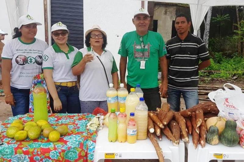 Valorizar o trabalho do pequeno produtor, com a venda direta ao consumidor, é o principal objetivo da I Feira da Agricultura Familiar e Artesanato de Marapanim, no nordeste paraense, realizada até sábado (31).
FOTO: ASCOM EMATER
DATA: 30.03.2018
MARAPANIM - PARÁ <div class='credito_fotos'>Foto: ASCOM EMATER | <a href='/midias/2018/originais/ff94d2c7-22d3-42a0-b10b-79172e07e81d.jpg' download><i class='fa-solid fa-download'></i> Download</a></div>