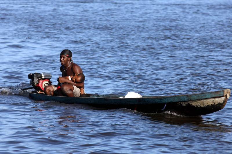 A reunião ocorreu no auditório do Palácio do Governo e foi solicitada pela EPE que suspendeu os estudos na Bacia do Rio Trombetas há cerca de um ano, pois aguarda a titulação do território quilombola Cachoeira Porteira, em Oriximiná, cuja delimitação inicial deverá ser reduzida, tendo por base um novo acordo pactuado entre as comunidades quilombolas e indígenas.
FOTO: ANTONIO SILVA / ARQUIVO AG. PARÁ
DATA: 05.11.2015
ORIXIMINÁ - PARÁ <div class='credito_fotos'>Foto: Antônio Silva/Ag. Pará | <a href='/midias/2018/originais/ff95dba4-5d1e-46ec-8666-e026698ceb30.jpg' download><i class='fa-solid fa-download'></i> Download</a></div>