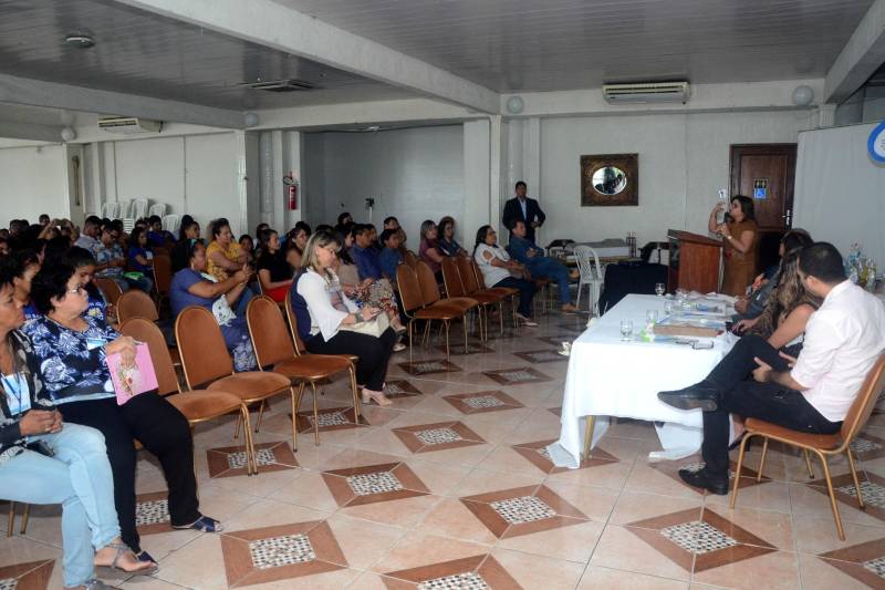 A III Conferência Estadual Infantojuvenil pelo Meio Ambiente, realizada em Belém nesta terça-feira (15), reforçou o protagonismo da juventude na busca de soluções para os desafios ambientais nas cidades brasileiras. A secretária de Estado de Educação, Ana Claudia Hage (falando), relacionou a necessidade de preservação da água, como bem coletivo, à conscientização de jovens sobre conservação da escola como bem público
FOTO: FERNANDO NOBRE / ASCOM SEDUC
DATA: 15.05.2018
BELÉM - PARÁ <div class='credito_fotos'>Foto: FERNANDO NOBRE/ASCOM SEDUC | <a href='/midias/2018/originais/ff9beb76-34ed-4239-90ba-561bd6f1cf86.jpg' download><i class='fa-solid fa-download'></i> Download</a></div>